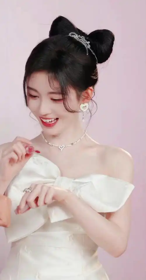 鞠婧祎造型#鞠婧祎直播造型,可爱的蝴蝶结发型,白色纯洁美丽的茸佑
