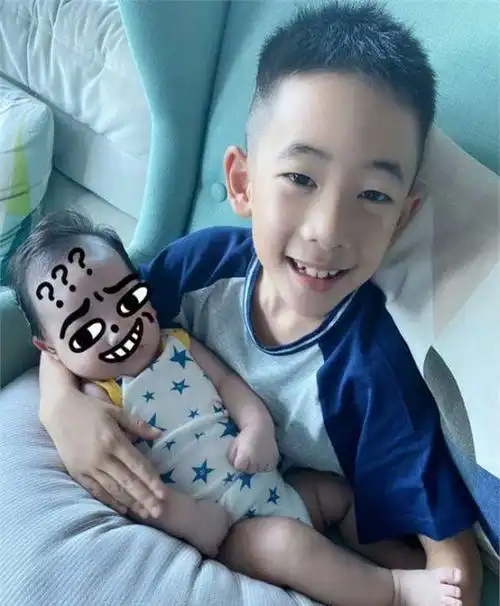 陈小春晒一家四口合影,小小春已长成小可爱,二胎一脸呆萌又可爱