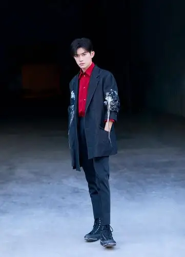 易烊千玺代言新国际品牌牛仔外套配红衬衣气质清冷疏离