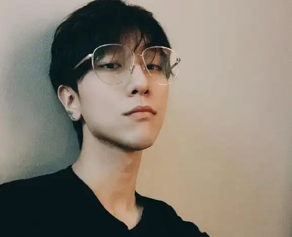 他是翼之声中文配音社团的配音演员,曾为多部广播剧做配音工作,因其