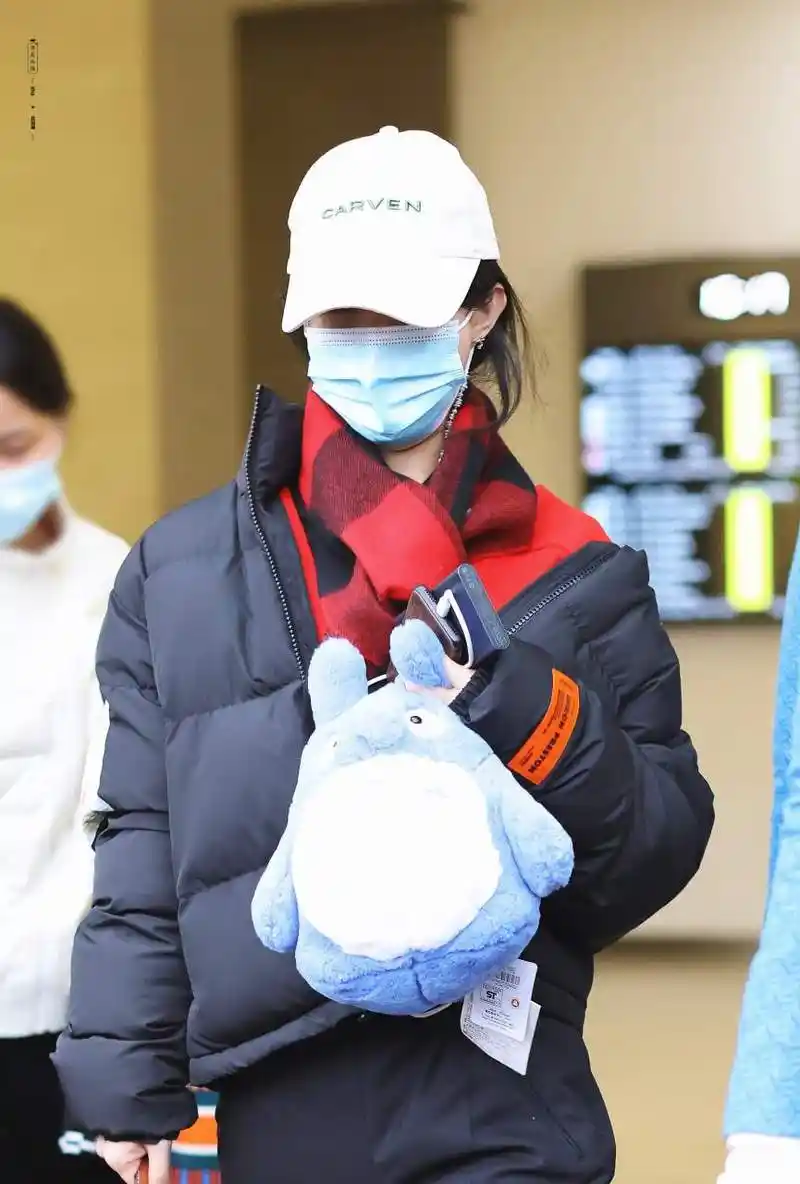 赵丽颖|  2022年1月22日    昨天赵丽颖机场的#私服#穿搭:    身穿