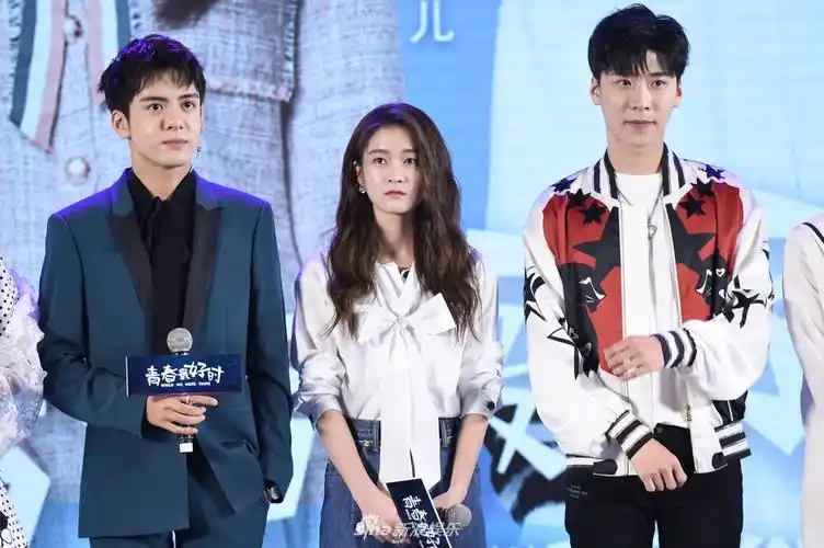 张雪迎曾舜晞现身《青春》发布 男帅女美颜值高