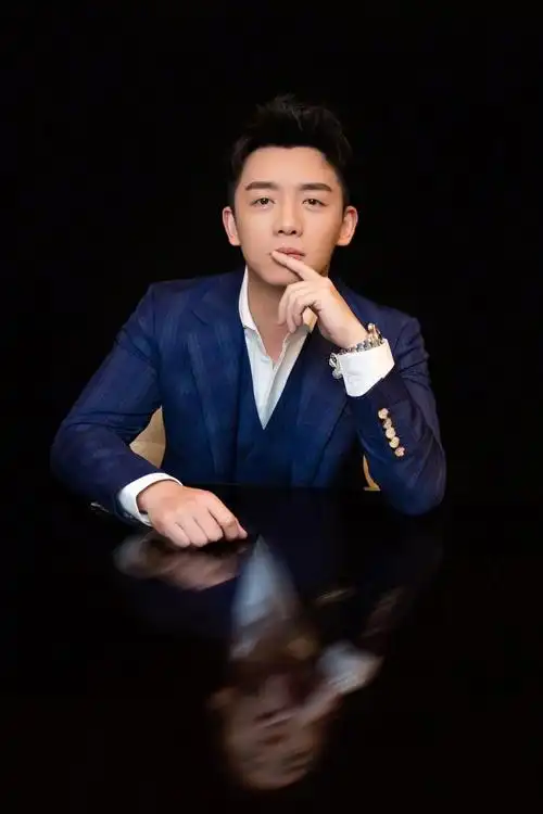 郑恺帅气亮相某活动,蓝色格纹西装精致帅气,气质沉稳干练