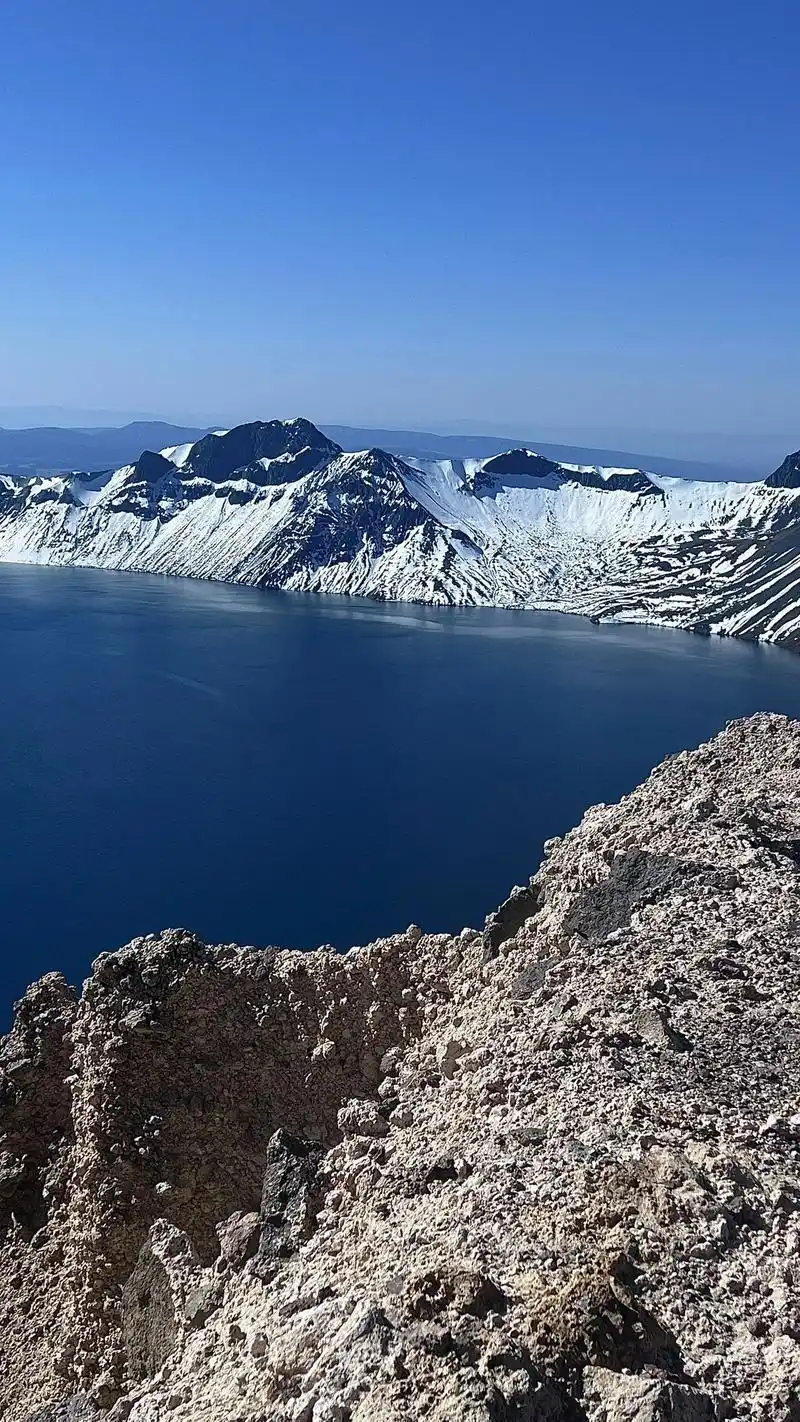 秋天的天池是无需滤镜的蓝色玛瑙#赴一场长白山之约 # - 抖音