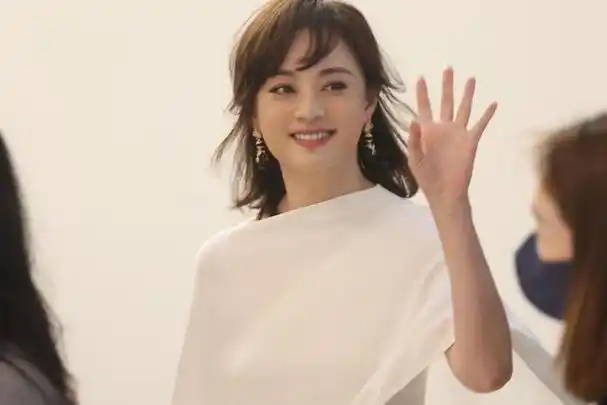 深圳这一夜42岁孙俪用珠圆玉润的身材给白幼瘦女星上了一课