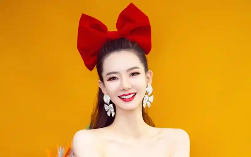 戚薇彩色流苏裙性感写真图片壁纸