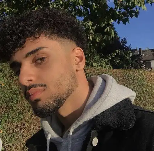 超酷混血男孩|喜欢他的卷发,长睫毛,络腮胡——@jad