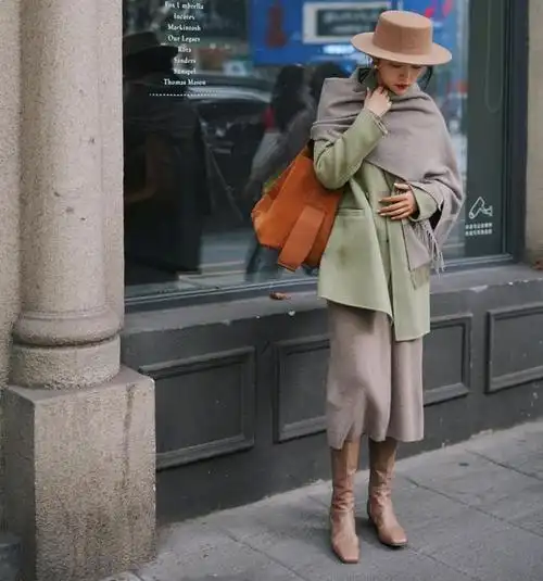 三木选择了淡淡的绿色西装搭配浅灰色半身裙,整体配色不是很高调,但是