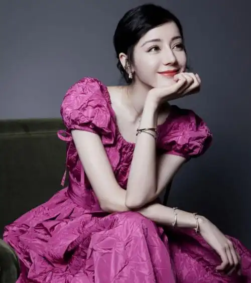 迪丽热巴时尚活动惊艳亮相一袭玫瑰色裙装青春靓丽