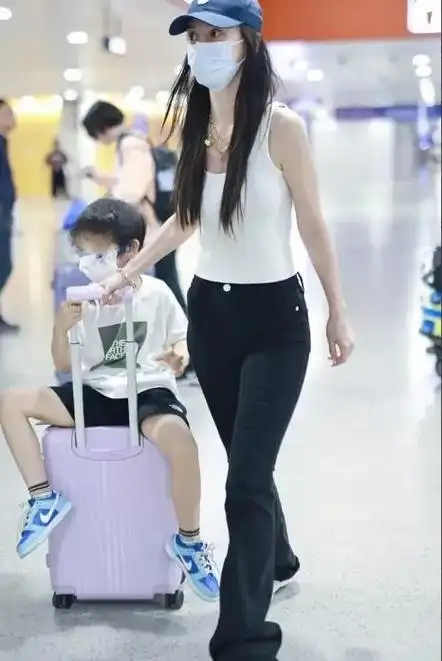 黄晓明表态想要二胎女儿,baby带小海绵现身机场似有深意|杨颖|白皙