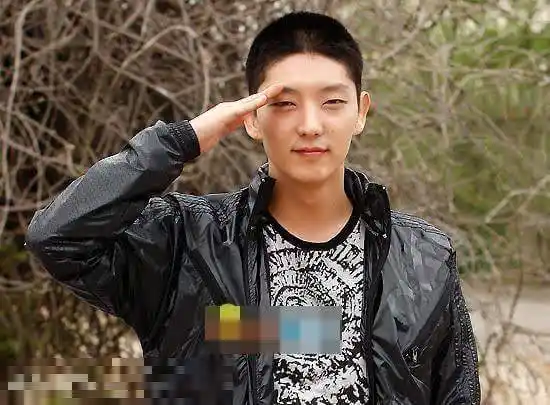 张国荣从未曝光的圆寸照片,比吴彦祖梁朝伟彭于晏帅一百倍