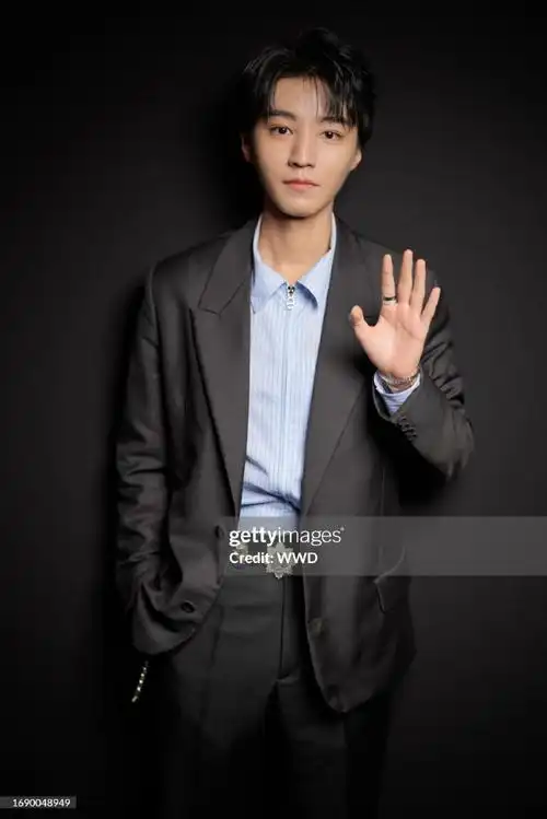 #王俊凯 巴黎时装周##王俊凯黑色摩登西装#