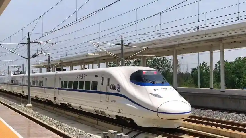 crh和谐号动车组通过淮南南站