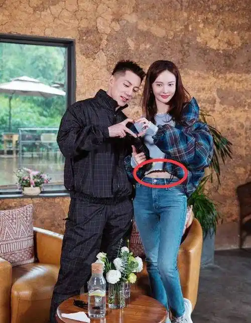 金晨为卡斯柏约会戴"脐环",伸开双臂那一刻,男生眼神太直接