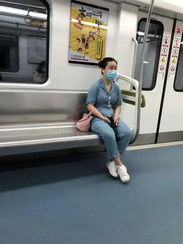 戴着口罩坐地铁