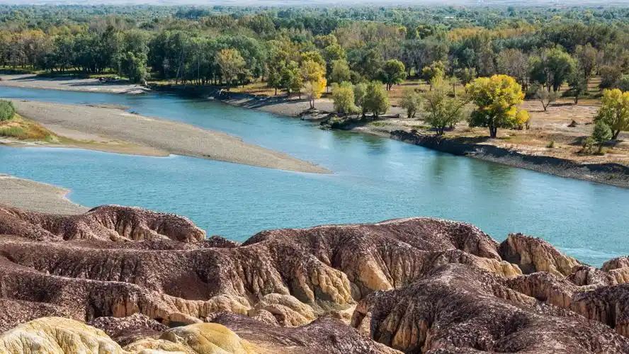 五彩滩的光怪陆离和扑朔迷离,如同海底的珊瑚丛,在动感与孤奇的怪异