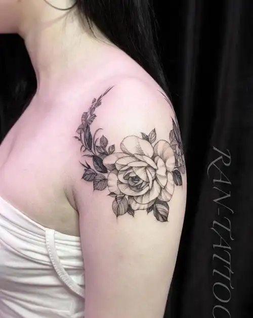 肩头素花纹身图片_肩部手臂点刺水墨花素花纹身图案