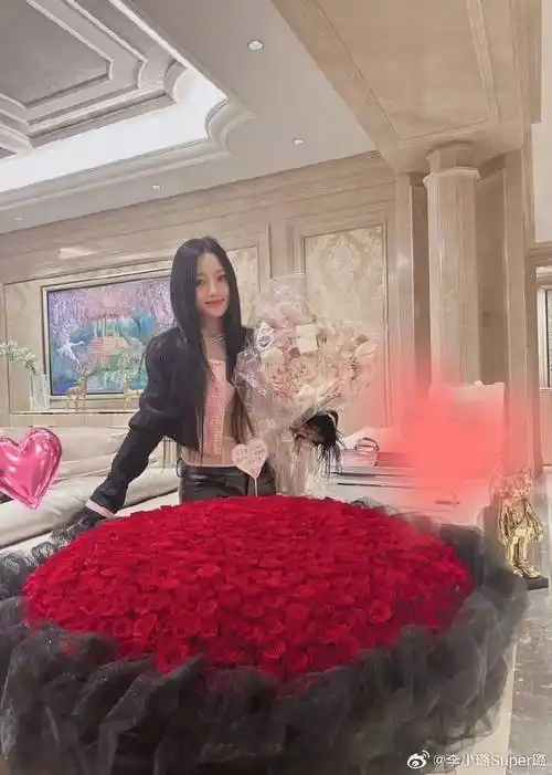 李小璐晒照庆42岁生日,秀曼妙身姿似少女,贾乃亮疑隔空祝福_宴会_黑色