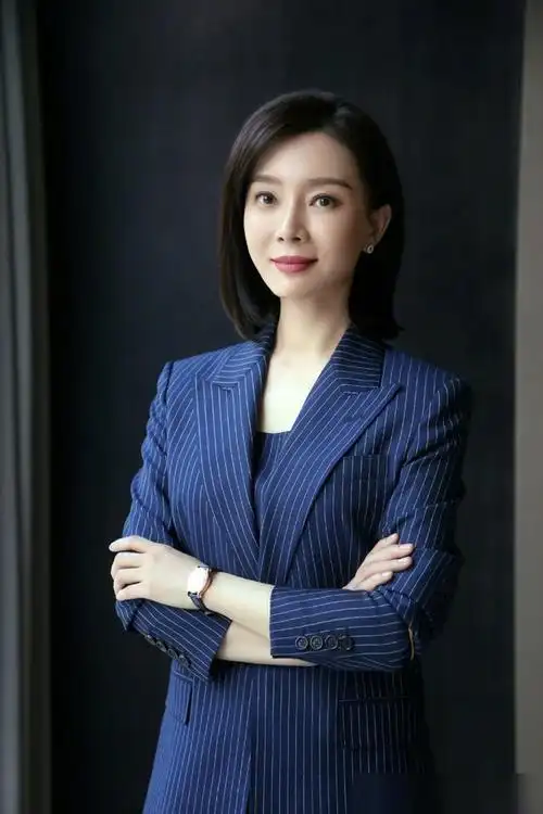 优雅永不过时看陈数的简约西装搭配体验成功女性的强大气场