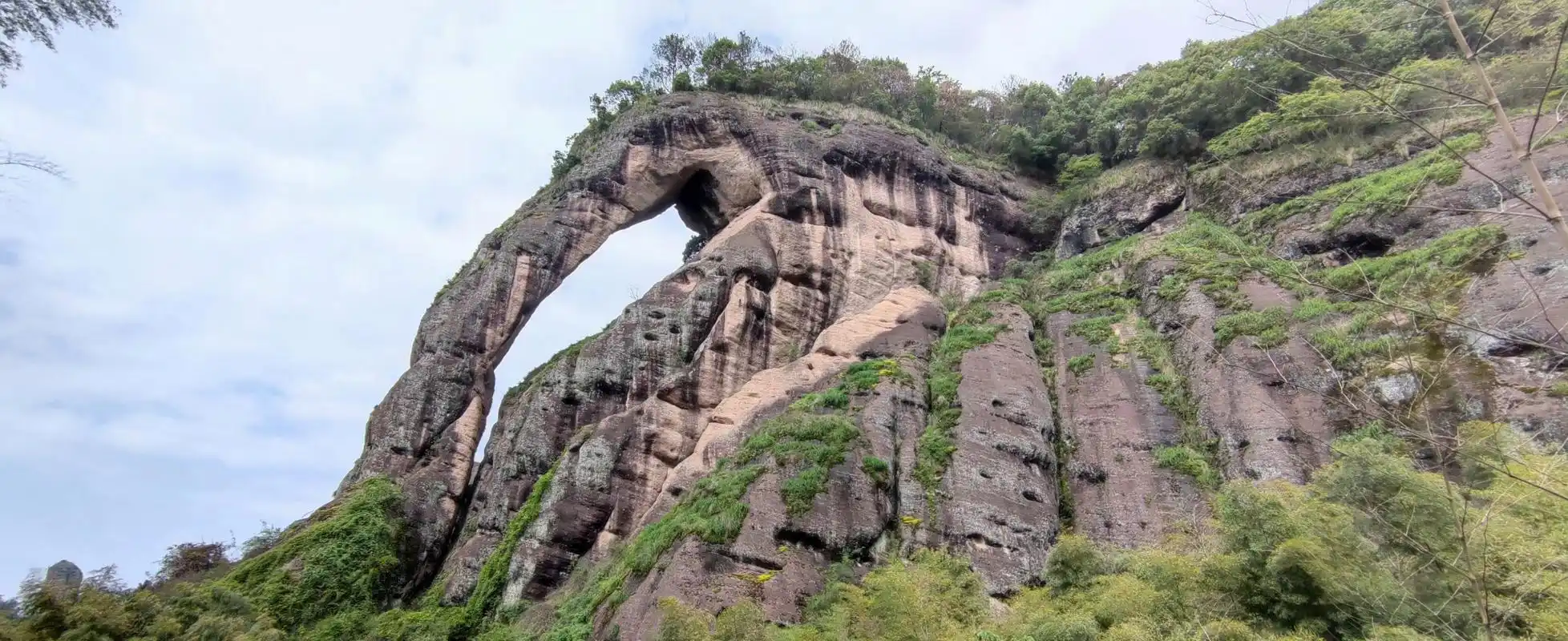 龙虎山风景区位于江西省鹰潭市,是中国道教名山之一,也是国家aaaaa级