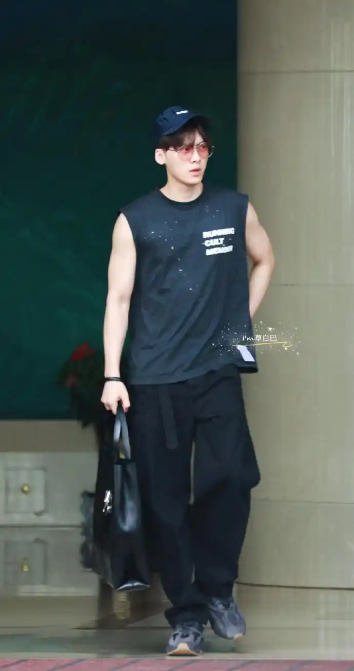 李易峰抵达北京机场无袖衫展现完美肌肉线条