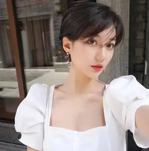 四五十岁的女人适合什么发型?今年流行的洋气短发,减龄显气质