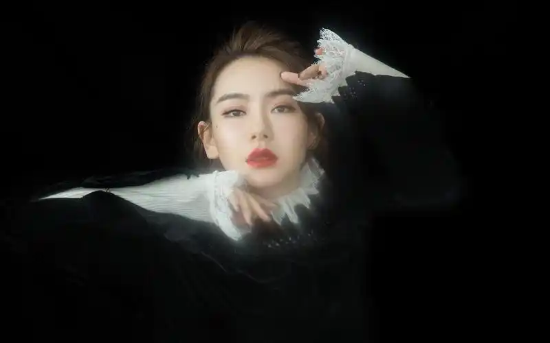 戚薇黑衣红唇性感高清桌面壁纸