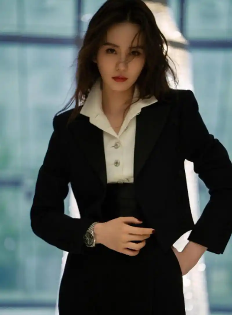刘诗诗认真"耍酷"不得了,黑色西装配白衬衫干练利落,飒爽霸气