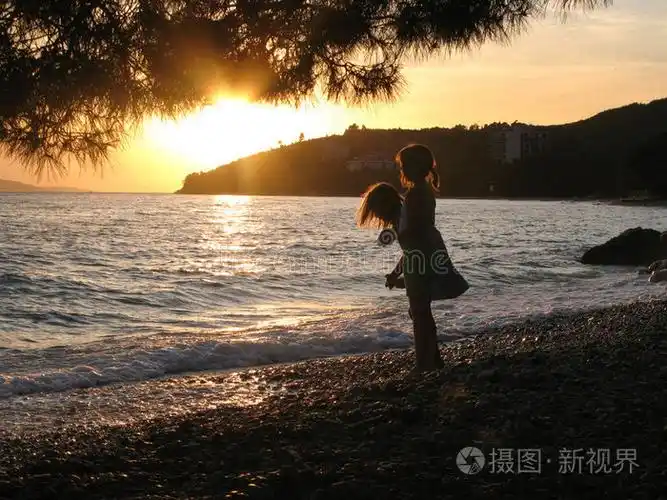 两个小女孩在沙滩上玩耍