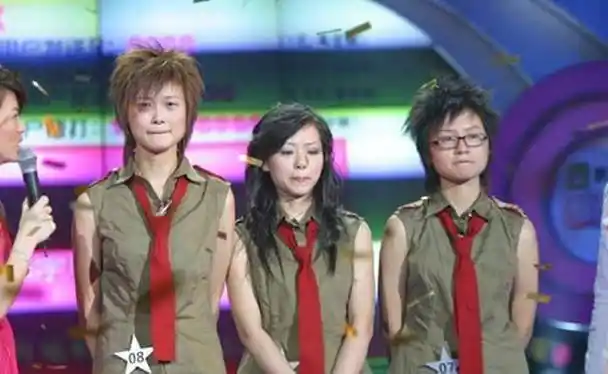 她在舞台上发光,用自己独特的嗓音和极具魅力的气质,成为了《超级女声