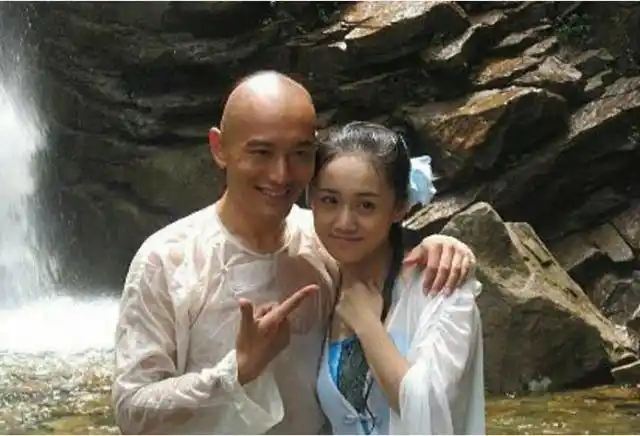 刘芸淘汰后黄晓明暖心安慰,眼神里充满宠溺,现场气氛过于微妙!