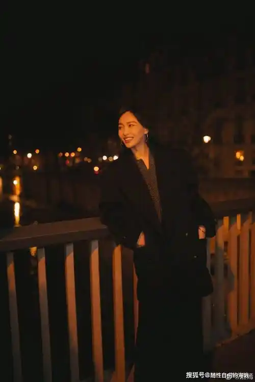 唐嫣晒巴黎街拍,惊艳容颜仍如少女,少女般容颜背后的爱情故事!