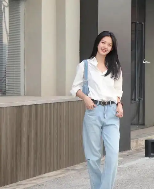 衬衫与牛仔裤的巧妙搭配,让人仿佛找到了一处避风的港湾