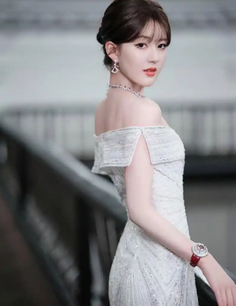 甜美可爱,清纯妩媚的#赵露思# 一袭白色亮片长裙,肤白貌美的容颜,窈窕