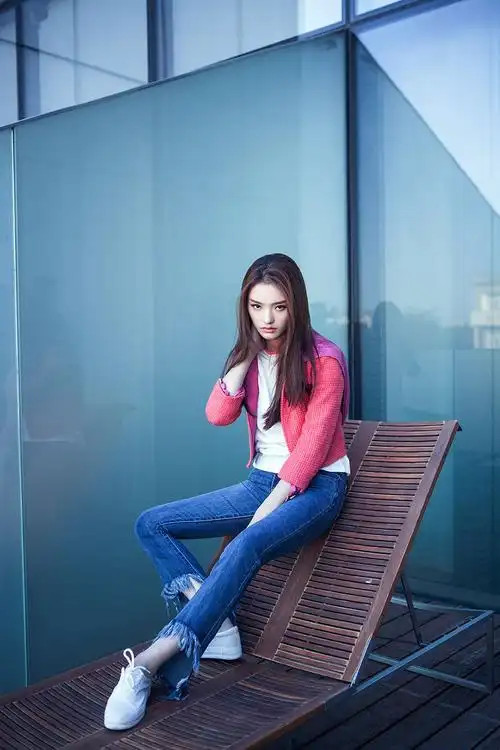 林允牛仔裤长腿尽显,阔腿裤她还是不敢穿