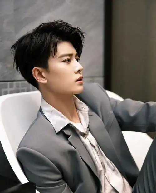 任嘉伦男星时尚写真:气质暖男,英俊帅气!