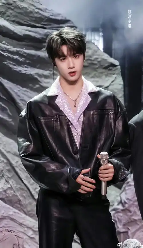 咪咕星鲜事##刘耀文下车背影##微博之夜神图