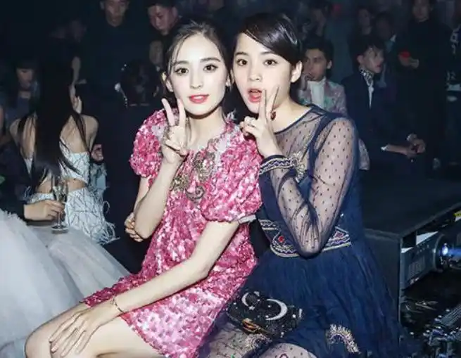 古力娜扎和明星合影都是微笑,唯独图5,网友:两位男士尴尬吗?