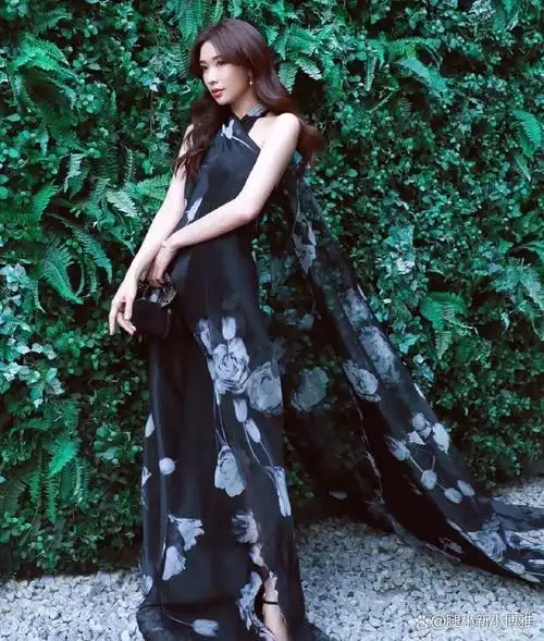 45岁林志玲眉眼动人,花草刺绣羽毛裙缥缈灵动,展露迷人天鹅颈