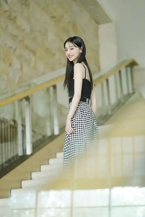 郑爽淑女造型曝光!中分长发戴蝴蝶发卡超好看!