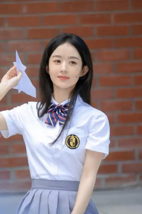 赵丽颖校服写真曝光,33岁扮学生妹不违和,秀发披肩青春感十足