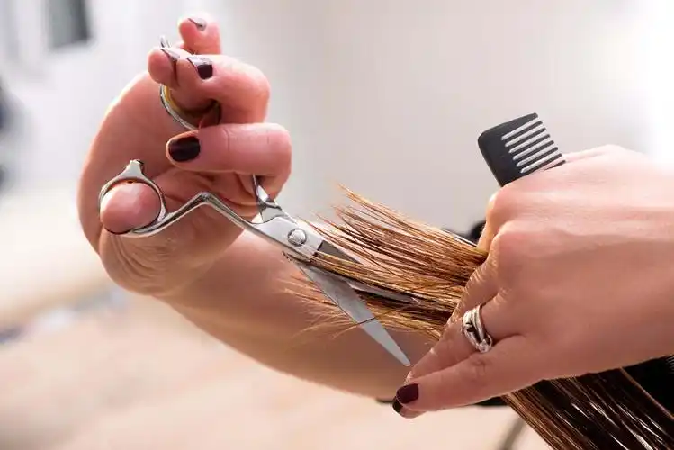 做头发的时尚女性高清图片