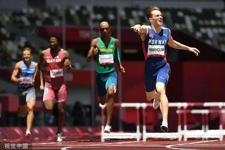 男子400米栏挪威选手破世界纪录夺金 撕衣怒吼(图)