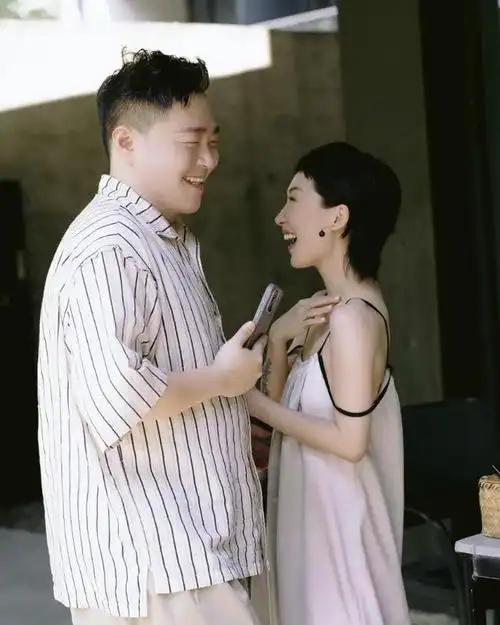 有种差距叫释小龙何洁分手,10多年后一个身价过亿,一个捉襟见肘