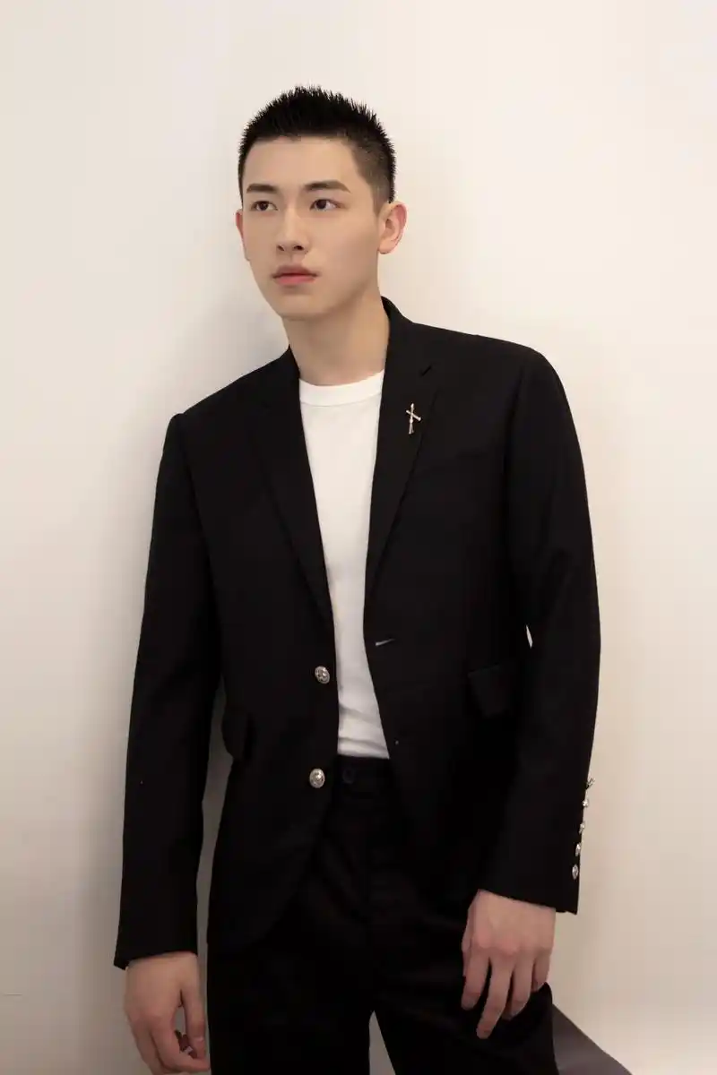 少年初试寸头造型,黑白演绎,时而温暖时而冷峻,今晚相见.