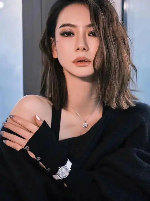 戚薇最新造型一字肩短发