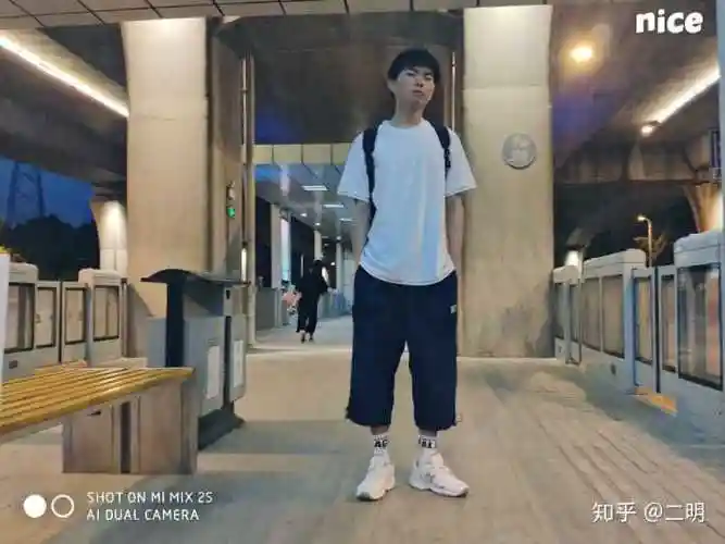 体型较瘦的男生如何穿衣搭配?