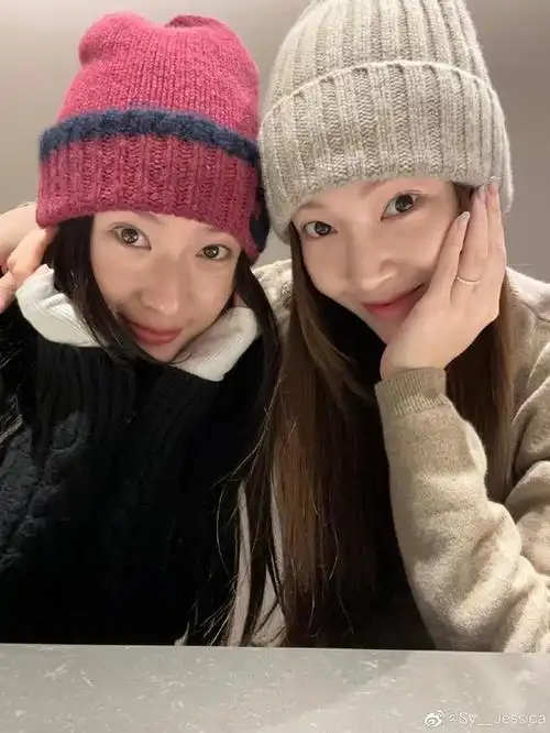 姐姐郑秀妍曾是少女时代的成员之一,妹妹郑秀晶则是f(x)的成员之一.