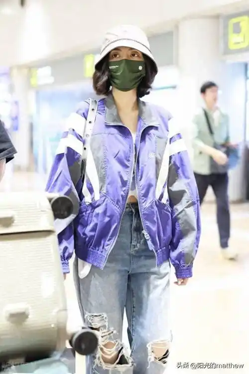 街拍:刘惜君紫色运动外套 破洞牛仔裤 渔夫帽随性率性_北京_机场
