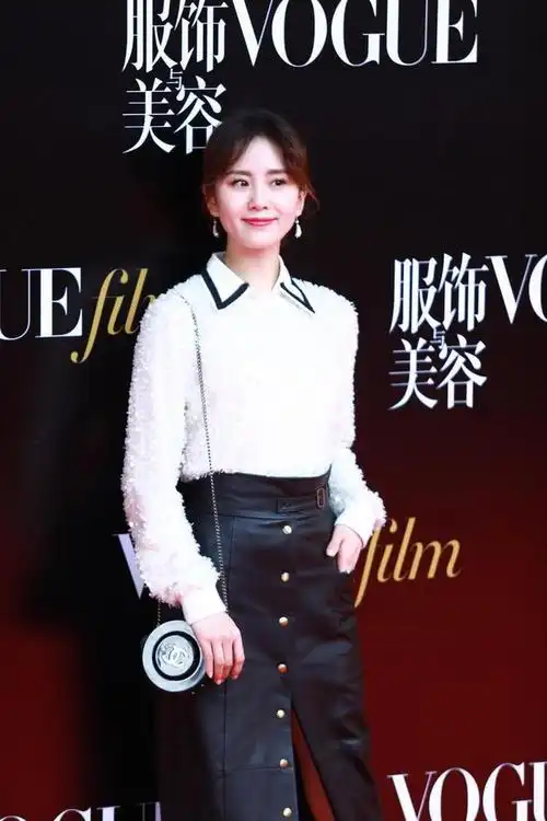 刘诗诗真是成熟御姐白上衣配皮裙气场强纤细美腿半裙都挡不住